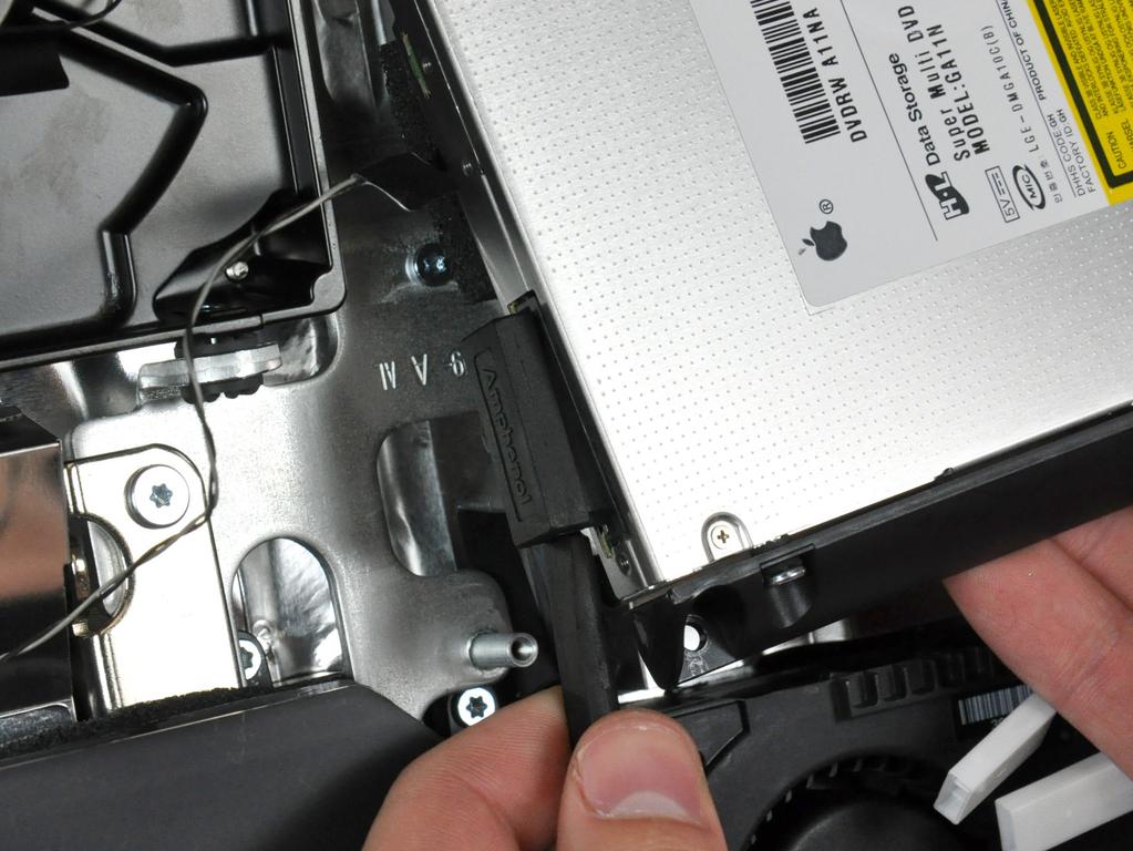Step 16 Insert a spudger between the optical drive connector and the optical drive.