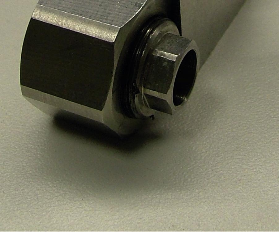 of the module are sealed by the pneumatic connector. Only use the supplied ring spanner.