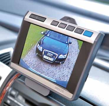 When driving forwards, the system changes into distance mode: the monitor shows what is going on far behind the vehicle, just like an over-dimensioned rear-view mirror would.
