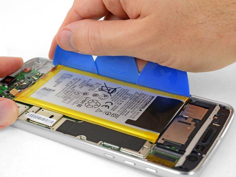 Apply steady, even pressure to slowly lever the battery up and out of the phone.
