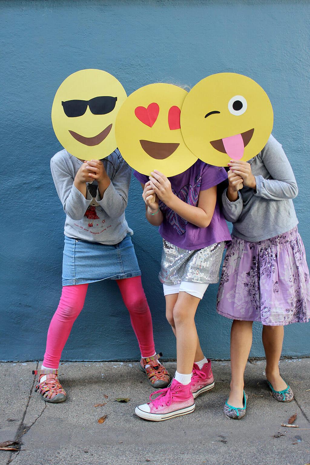Photo Booth Emoji mask craft Encourage every child to create an emoji mask (use one of the provided