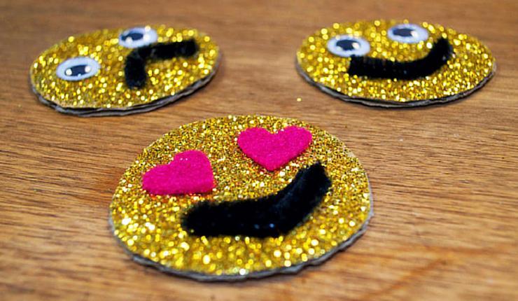 Sparkly Emoji Cardboard Glue Scissors Black pipe cleaners Wiggle eyes Red felt Paint brushes Gold glitter Cut a supply of cardboard circles Cut a supply of red felt hearts Cut and