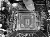 Antes de insertar la CPU de 775 agujas en el socket, compruebe que la superficie de la CPU se encuentra limpia y no hay ninguna aguja torcida en el