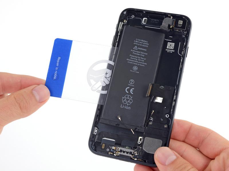 After about a minute, remove the iopener, flip the phone over and use a plastic card to break up any remaining adhesive behind the battery. Avoid bending the battery.