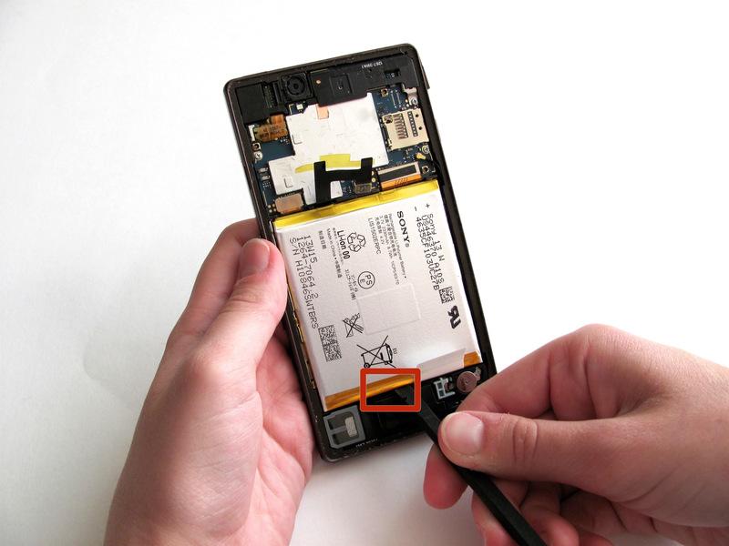 Flex cables run vertically down the phone underneath the battery