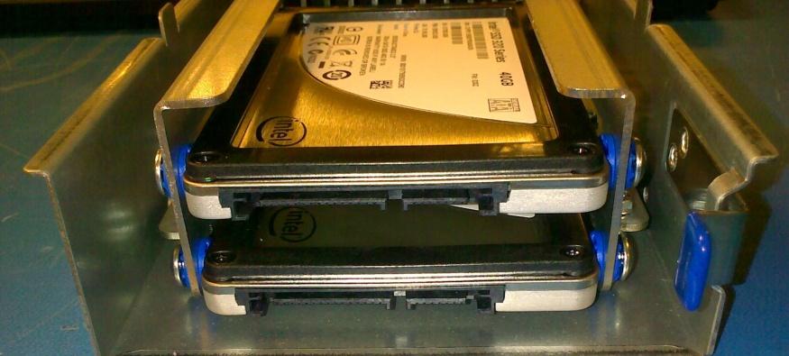 2. Replacement Procedures Hard Disk Drives (HDDs) Using BIOS Level RAID Utility (continued) Step 5 Slide the drive tray containing the installed 2 SSDs into the system until it clicks into place.