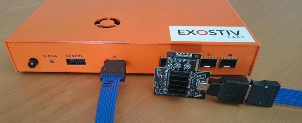 The board power is supplied through this connector by the EXOSTIV probe.