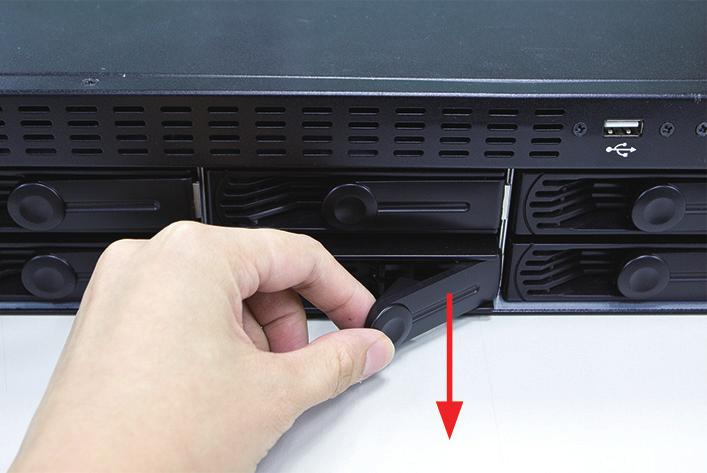 4. Pull out the HDD tray by the latch. 5.