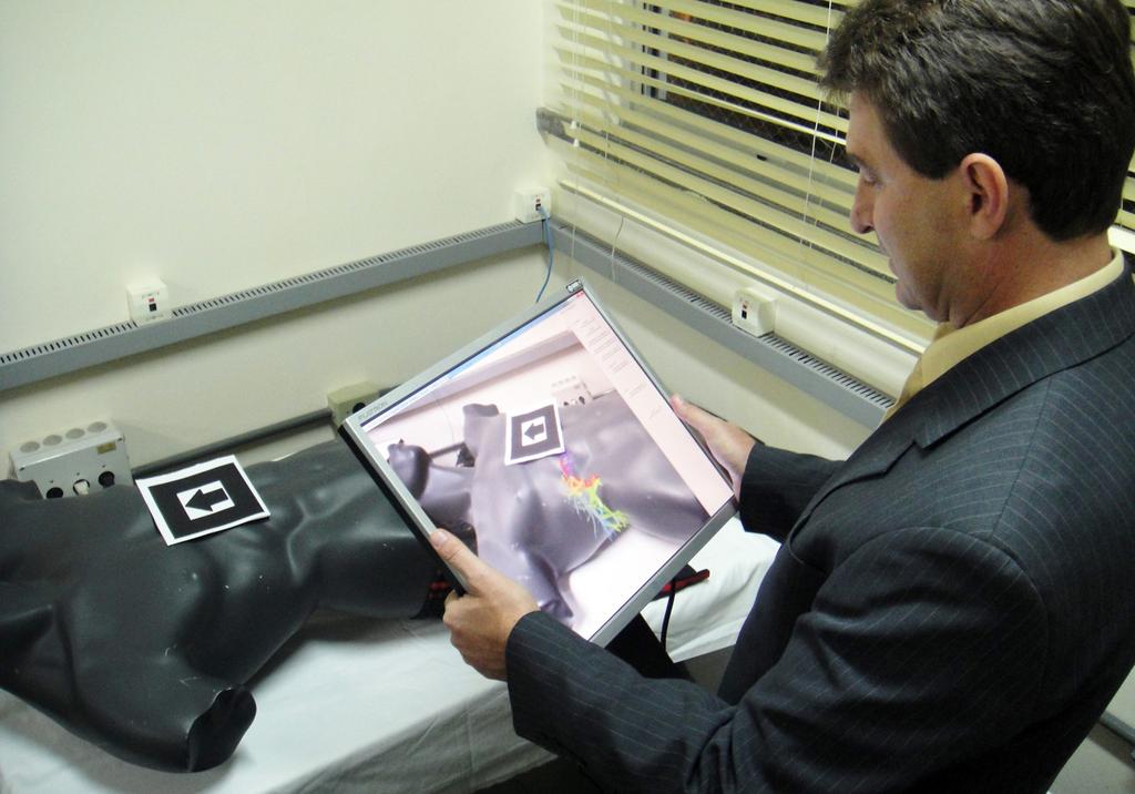 Figure 1. A use case: photograph of a physician us- Figure 2. Concept of a medical visualization tool ing the system with a tablet mobile display. running on the Apple ipod Touch.