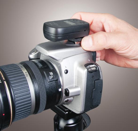 WIRELESS SETUP Mount the receiver onto your camera s hot shoe, facing forwards or backwards.