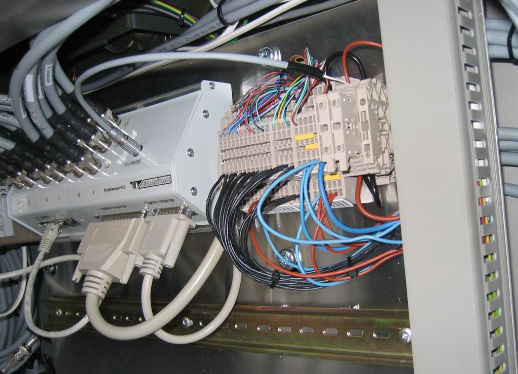 In a 4-section switchgear the requirement is in total 8 digital outputs.