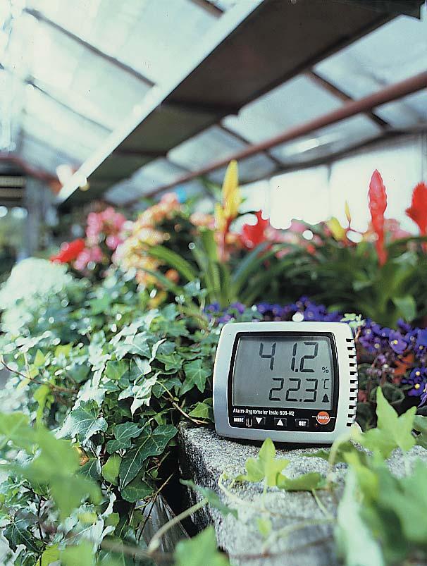 18 Check ambient conditions Flexible and robust testo 615 / 625 The compact thermohygrometer testo 615 with built-in probe measures ambient conditions e.g. in buildings, offices, warehouses etc.