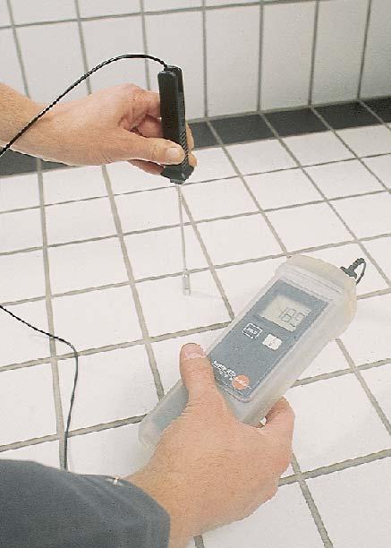 20 Robust thermometers with a wide range of probes The versatile testo 925/922/935 thermometers with a wide range of probes. The tough TopSafe case protects the instrument from dirt, water and impact.