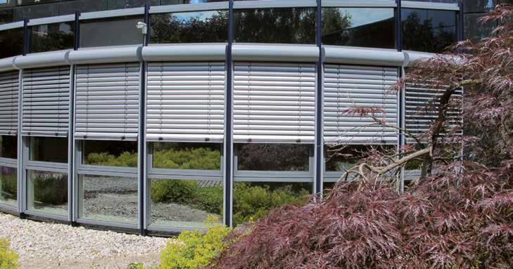Advantages of venetian blinds by ALUKON Regulating sun incidence thanks to adjustable slats Sun protection, view and heat protection Design element for a lively architecture or for darkening winter