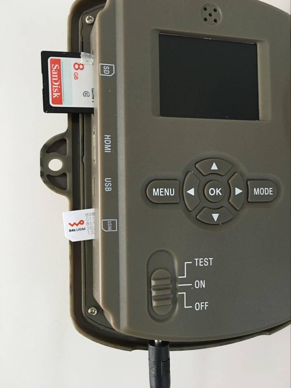 To insert an SD/SDHC memory card into the memory card slot of the device, push it into the slot until it clicks into place.