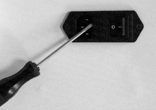 Fuse Drawer Figure 4-1: Fuse house Pull out the fuse drawer with the screwdriver