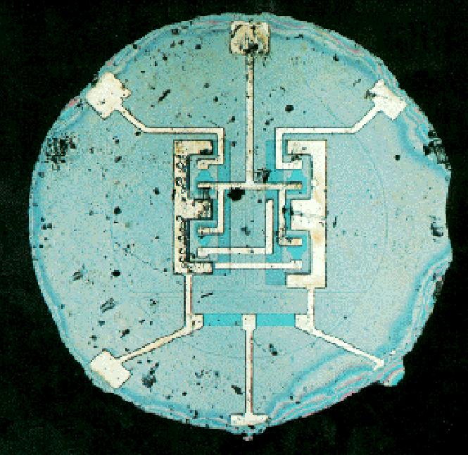 First monolithic integrated circuit 1961 Picture shows a flipflop circuit containing 6 devices, produced