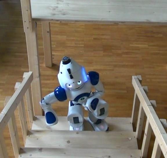 CHAPTER 4. AUTONOMOUSLY CLIMBING STAIRS 1. 2. 3. 4. Figure 4.7.: Nao climbing a single step of 7 cm height with a learned whole-body motion.