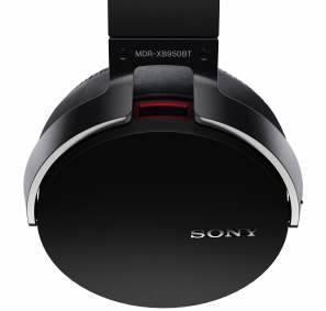These powerful headband-style headphones are made for serious bass lovers, with an uncompromising design and high-end material such as the comfortable, fitted metal headband.