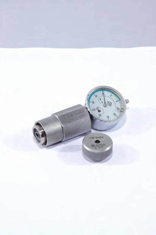 The connector interface dimensions can easily be checked without any specific knowledge of standards. A reference gauge, used to check and to adjust the gauge, is part of the kit.