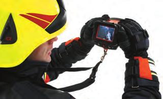 The neck strap made of Nomex can be fitted on the front side of the camera.