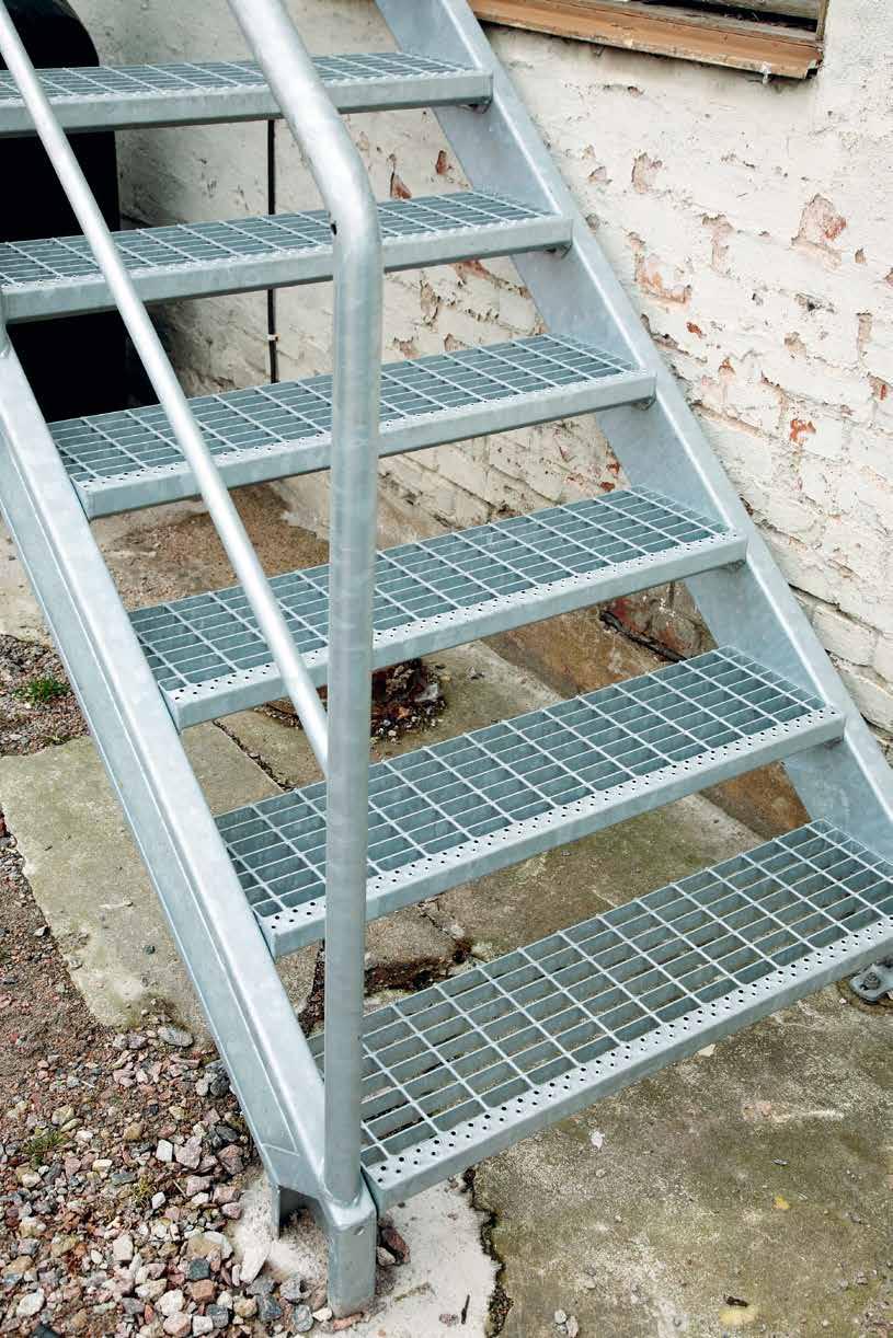 Stairtreads of grating Weland manufactures stairtreads in several different mesh width openings and materials. The grating types that are normally used are H6, D6, N6, A22x22 and AL22x22.