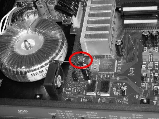 To avoid damaging memory pins, remove the chip vertically.