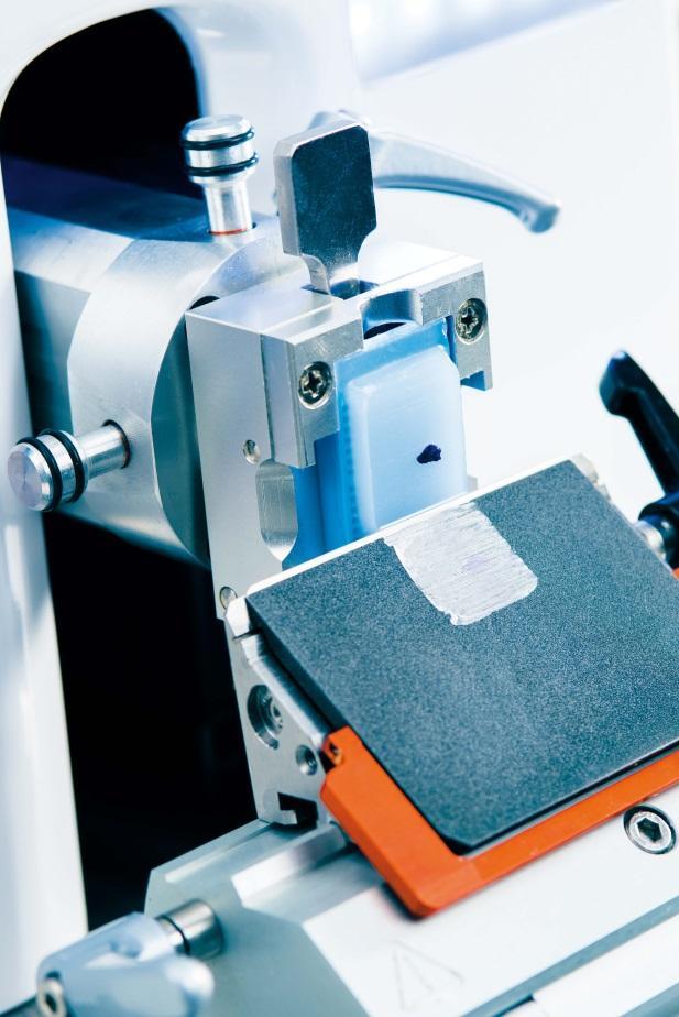 USING FEATURES Precision in the order of ½ micron In a delicate phase as microtome sectioning, every detail, although seemingly insignificant, may affect the final result.