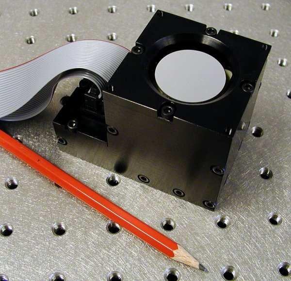 1 Technical data The mirror, shown in Fig. 1, consists of (1) piezoelectric column actuators bonded to the base holder.