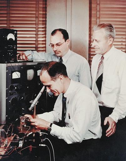1947 The transistor Invented by William Shockley (seated) John Bardeen & Walter Brattain at Bell Labs.