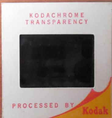 Obr. 1: Obrázok obidvoch strán diapozitívu v papierovom rámiku v ktorých bola väčšina diapozitívov Kodak (3). Na rámikoch bol vždy popis obsahu Použiteľná zbierka diapozitívov Kodak (Tab.