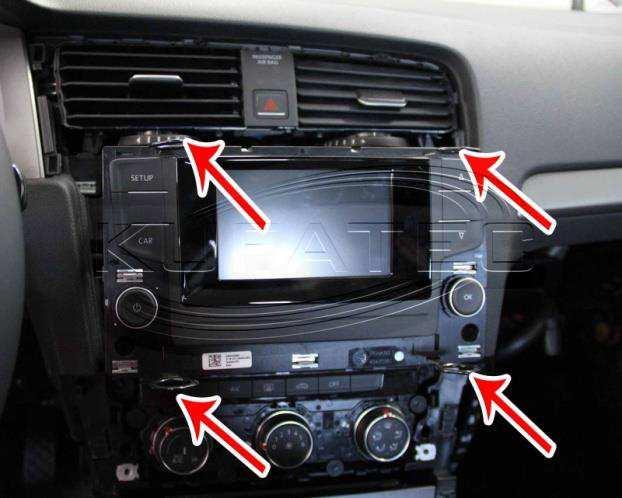 2 Now carefully pull out the on-board radio system by means of