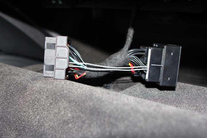 Additional wire connection for vehicles with AUX ex works.
