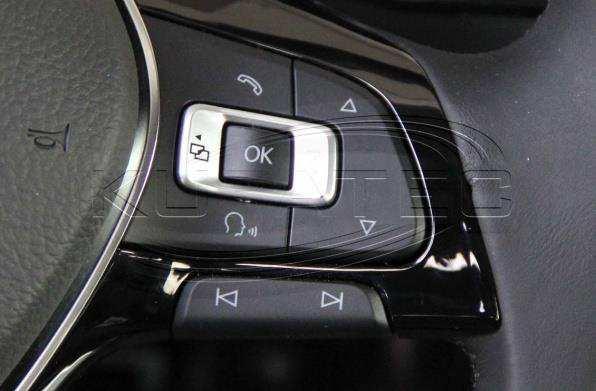 Control elements Multi-function steering wheel Control the following functions via MFL: 1.