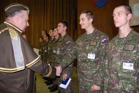 október 2013 A K A D É M I A O Z B R O J E N Ý C H S Í L generála Milana Rastislava Š t e f á n i k a Poďakovanie za prácu v prospech vojenského školstva patrí všetkým 40.