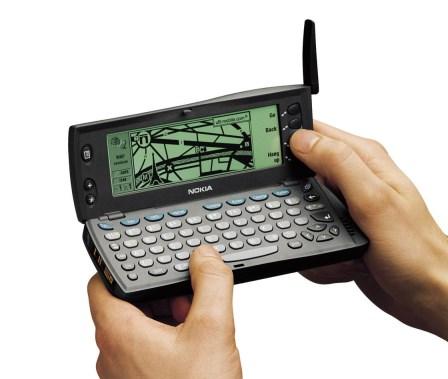 PRIMERJAVA IZVORNEGA IN HIBRIDNEGA RAZVOJA MOBILNE APLIKACIJE 5 Slika 2.3: Telefon, ki ga je izdala Nokia Communicator.