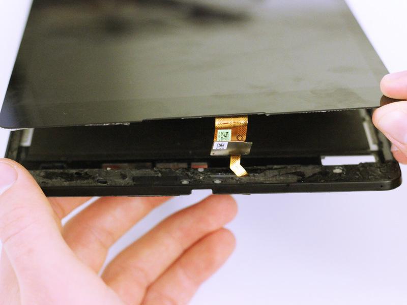 Do this for every corner of the tablet until it is possible to pull the LCD from the display assembly with your finger.