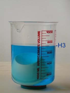 Najprv ponoríme slamku asi 2 cm do pohára s modrou farbou. Uzavrieme otvor slamky prstom a prenesieme ju do pohára s vodou červenej farby.