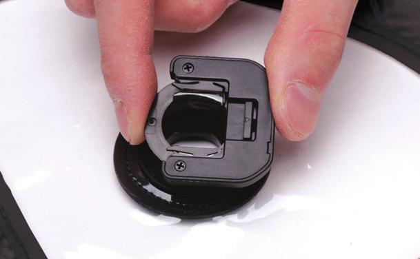 Place the eyepiece on the eyepiece cap so the tab release on the eyepiece is at the 9 o