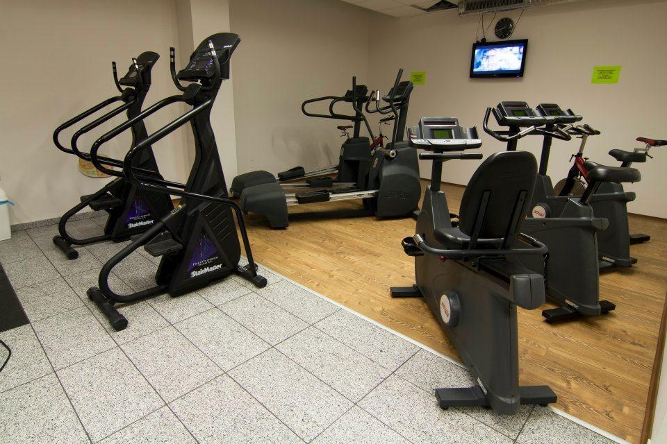Fitnes klub je zariadený kvalitnými strojmi od popredného českého výrobcu GRUNSPORT, cardio zariadenia sú od renomovaného amerického