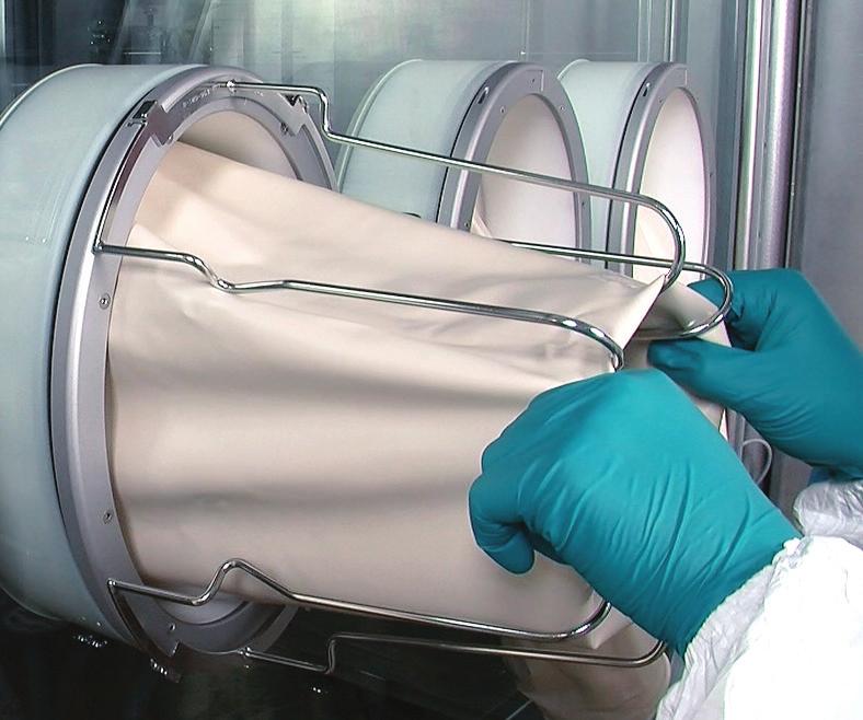 5 Isolator glove positioner Glove positioner and clamping ring The glove positioner ensures safe glove decontamination.