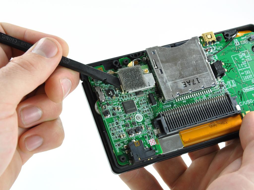 Repairing a Nintendo DS that is not charging Étape 9 Use the flat edge of a spudger to pry the Wi-Fi board