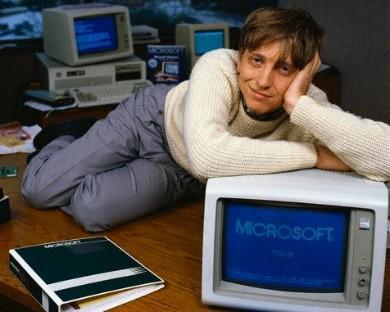 Nezáujem klasických počítačových firem nástup neznámych firiem ( Cisco, Netscape, Yahoo ) Šéf Microsoftu Bill Gates je v začiatkoch k internetu kritický a označuje ho ako slepú vývojovú vetvu 1995