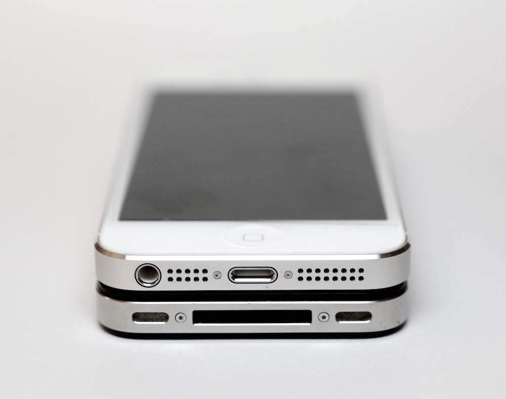 One of the most controversial new features of the iphone 5 is its switch to Apple s new Lightning standard. Every Apple mobile product (ipods, iphones, ipads) have used a 30-pin connector.