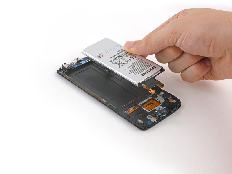 Secure the new battery with pre-cut adhesive or double-sided adhesive tape. In order to position it correctly, apply the new adhesive into the phone, not directly onto the battery.