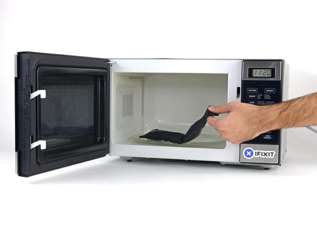 Stap 5 Remove the iopener from the microwave, holding it by one of the two flat ends to avoid the hot center.