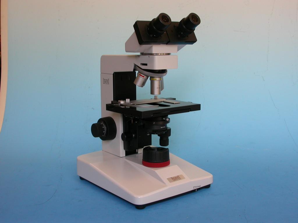 Helmut Hund GmbH, Wetzlar Seite 6 von 8 The stage has a size of 160 mm x 130 mm, and the traveling range is 76 mm x 52 mm, thus well-suited for standard microscope slides.