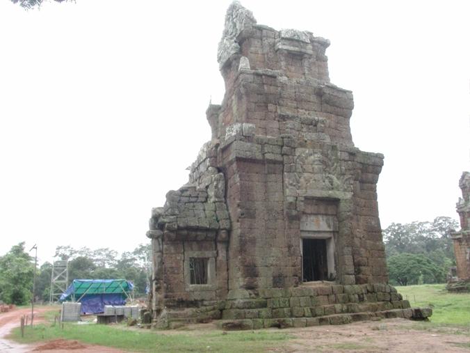 3.4 Analysis (Prasat Suor Prat N1 Tower) 3.4.1 Purpose: The dismantlement and repair construction of Prasat Suor Prat N1 Tower in Angkor, Cambodia has been enforced by the JSA (Japanese Government