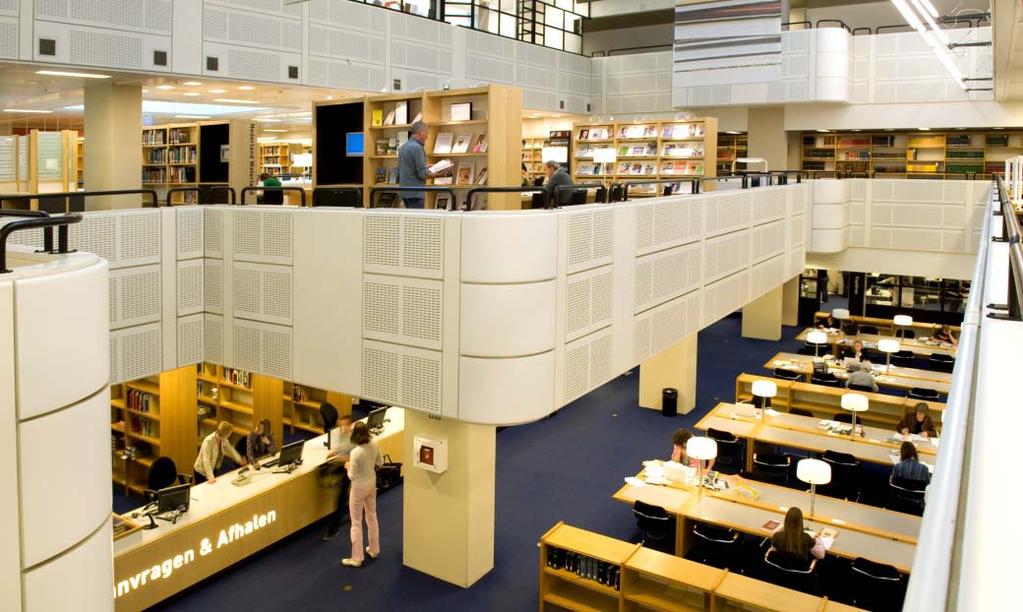 Koninklijke Bibliotheek (KB): facts & figures Founded in 1798 Middle-sized National Library 6 million items ((books, newspapers, journals) 200 million