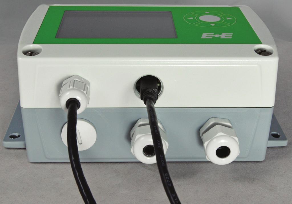 After the USB cable is connected, the transmitter is initialised and the configuration is loaded. The green status LED flashes and indicates proper operation of the electronics.